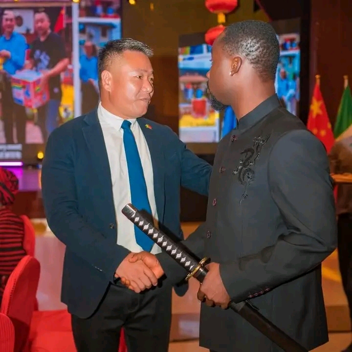 De General handshake with Chinese Consulate