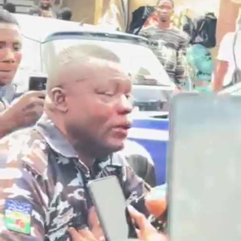 Nigerian Police Officer Brutally Beaten by Angry Mob Over Stolen Phone Claim – Video Goes Viral - Related Nigeria Gossip